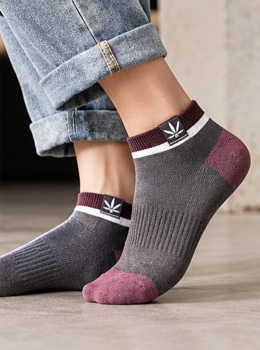 Cady grey-plum worn ankle socks with leaf cuff motif